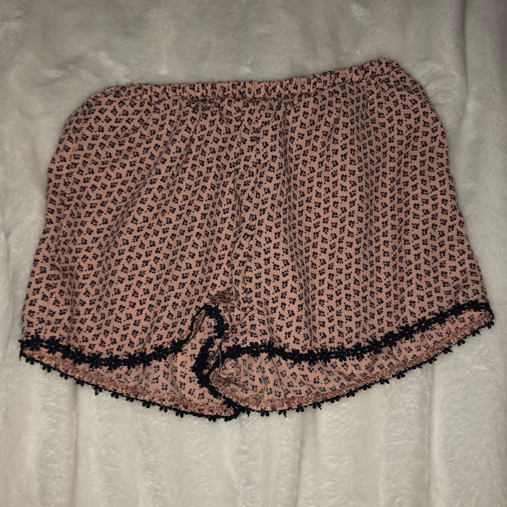 vintage havana shorts that have a navy blue trim